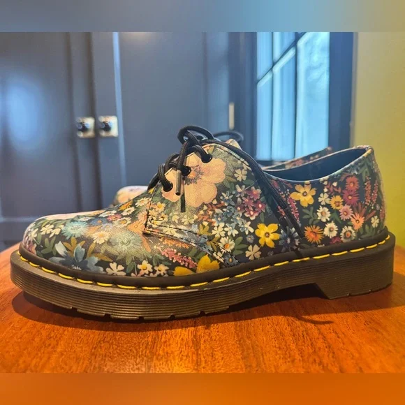 Dr. Martens WANDERLUST Wildflower Oxfords

US 8 EU 39 - Picture 2 of 8